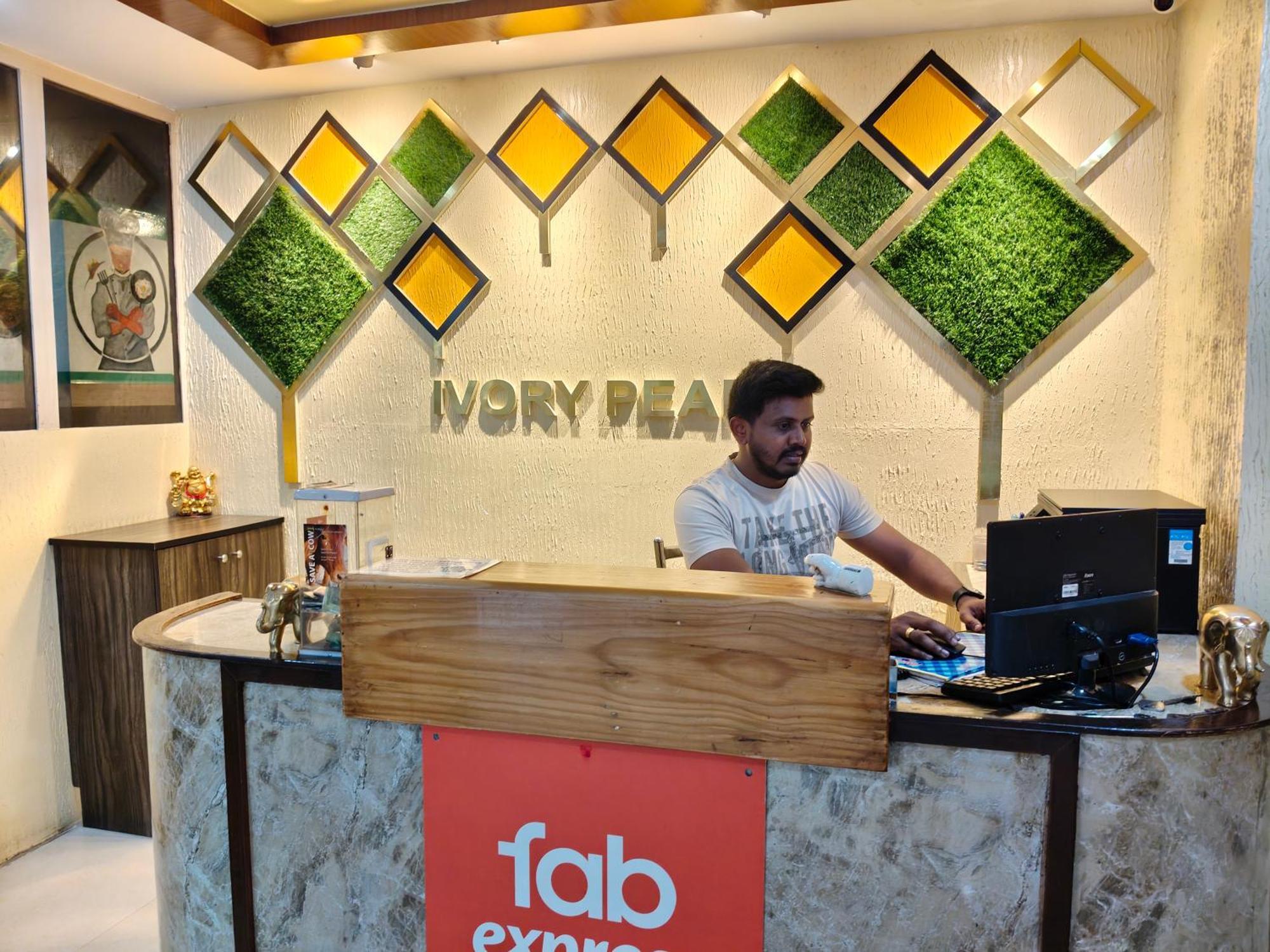 Ivory Pearl Hotel Bangalore Buitenkant foto